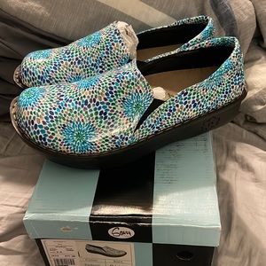 NWT Savvy Ducky Sunburst Clogs